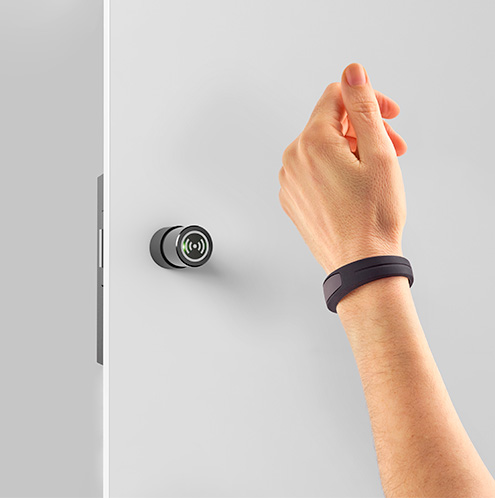 RFID-armbånd som åpner elektronisk skaplås