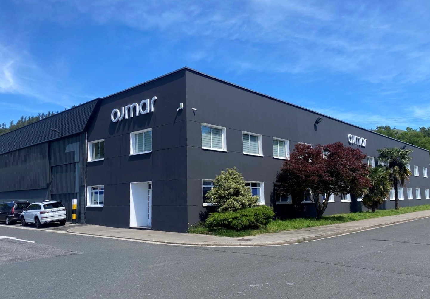 Ojmars fabrikk i Elgoibar — fasaden med selskapets logo